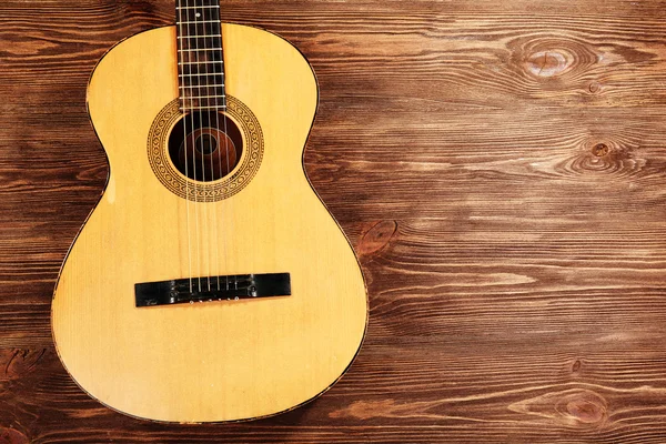 Akoestische gitaar op houten achtergrond — Stockfoto