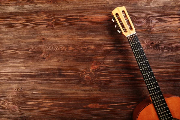 Chitară acustică pe fundal din lemn — Fotografie, imagine de stoc
