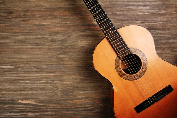 Guitarra acústica em fundo de madeira — Fotografia de Stock