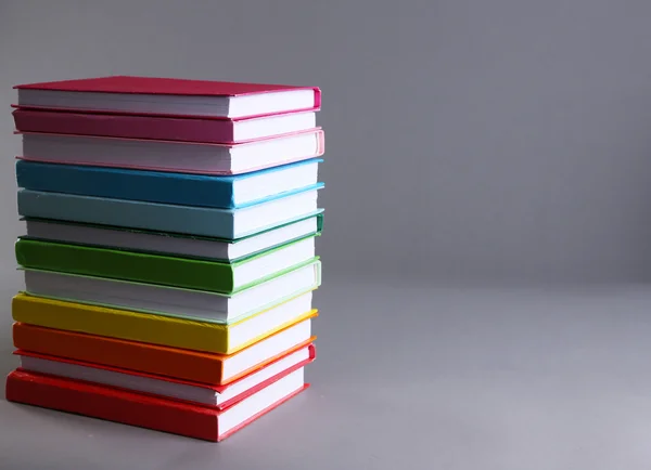 Libros coloridos sobre fondo gris — Foto de Stock