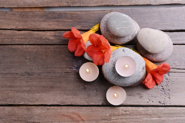 Beautiful spa composition with candles and flowers on wooden table close up — Stock Photo, Image