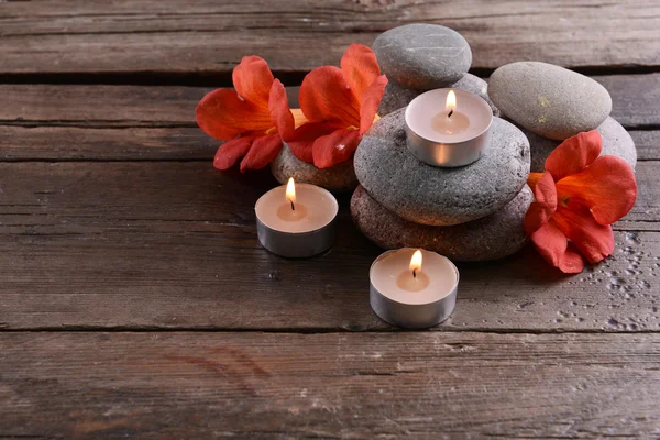 Beautiful spa composition with candles and flowers on wooden table close up — Stock Photo, Image