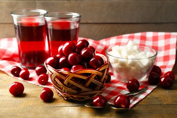 Ingredientes para compota de cereja na mesa, no fundo claro — Fotografia de Stock