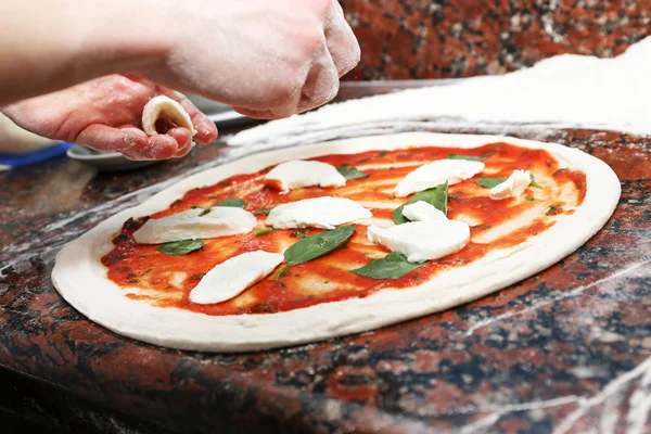 Preparação de pizza na mesa de mármore, close-up — Fotografia de Stock