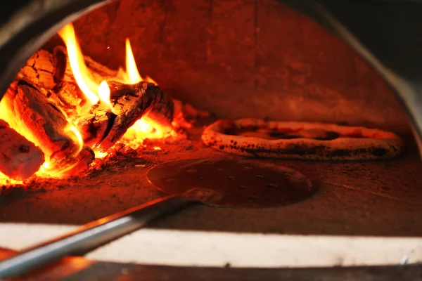 Pizza tradicional no forno na cozinha do restaurante — Fotografia de Stock