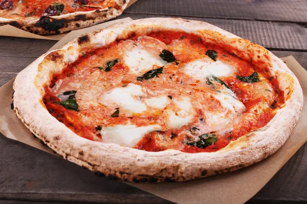 Deliciosas pizzas na mesa de madeira, close-up — Fotografia de Stock