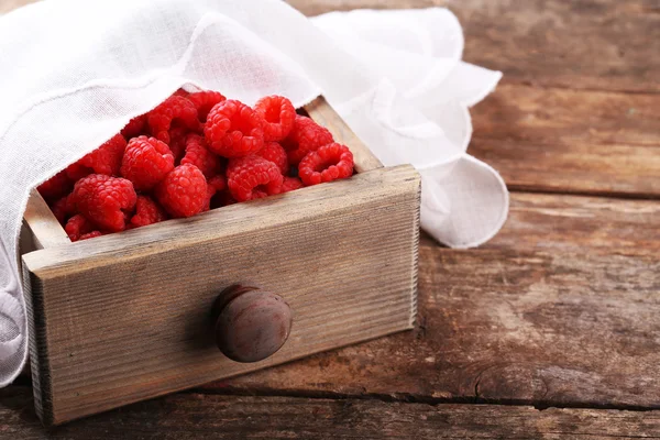 Fresh raspberries in wooden chest on table, closeup — Stock Photo, Image