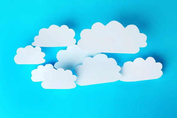 Nuages de papier blanc sur fond bleu. Concept de Cloud Computing . — Photo