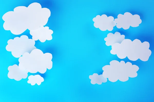 Witboek wolken op blauwe achtergrond. Cloud computing concept. — Stockfoto