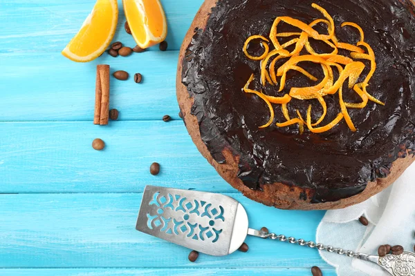 Cake met chocolade glazuur en oranje op een houten achtergrond kleur — Stockfoto