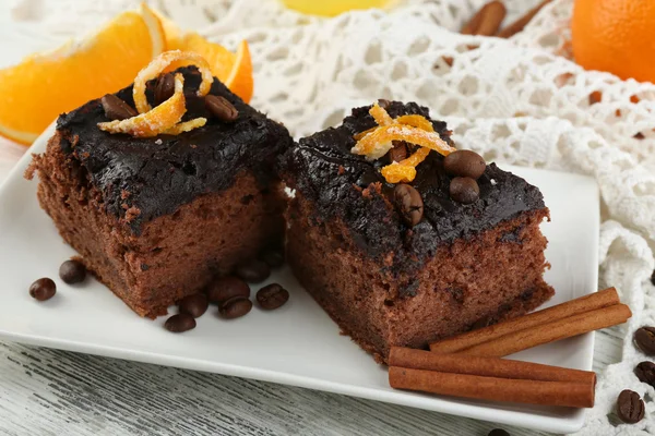 Porção de Bolo com Vidro de Chocolate e laranja na placa, no fundo de madeira — Fotografia de Stock