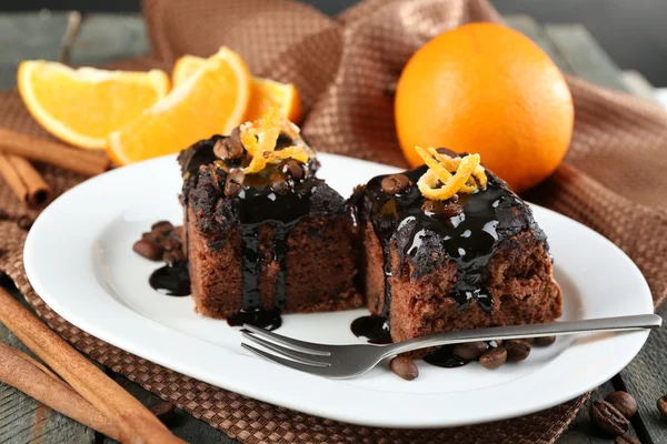 Portion of Cake with Chocolate Glaze and orange on plate, on wooden background — Stock Photo, Image