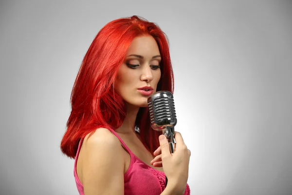 Hermosa mujer joven con micrófono — Foto de Stock