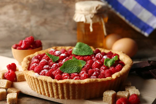 Ahşap arka plan üzerinde taze ahududu ile tart