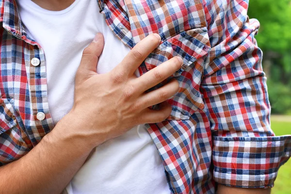 Göğüs ağrısı - kalp krizi, açık havada olan adam — Stok fotoğraf