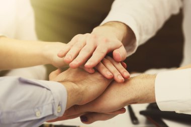 Çalışma alanı arka plan üzerinde iş takımının Birleşik eller