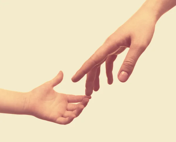 Barn och mor händer — Stockfoto