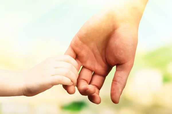 Niño y madre manos juntas — Foto de Stock