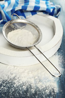 Elek üzerinde ahşap masa, closeup aracılığıyla eleme un