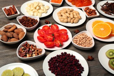 farklı ürünler üzerinde daireler ahşap masa, closeup üzerinde