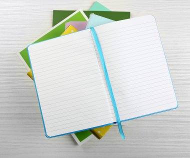 üstünde tepe-in kitaplar ve dergiler yığın defter