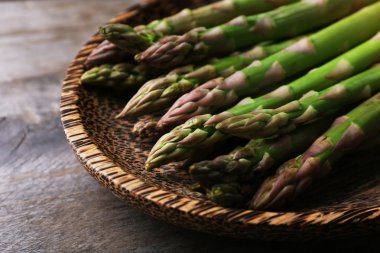 ahşap masa, closeup üzerinde taze kuşkonmaz