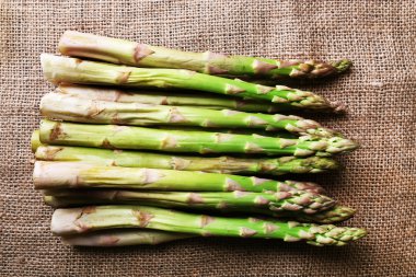 Taze kuşkonmaz çul arka plan üzerinde