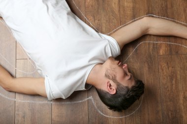 suç mahalli simülasyon, yerde yatan genç adam