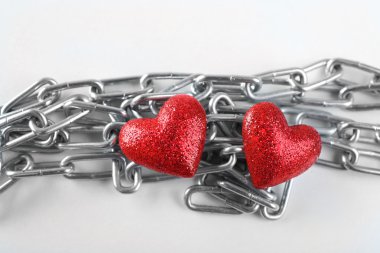 metal zincir üzerinde beyaz izole ile iki kırmızı kalp