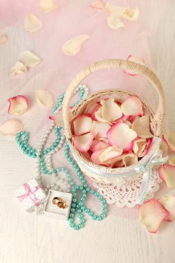 sepet gül yaprakları üzerinde masada açık renkli ve düğün