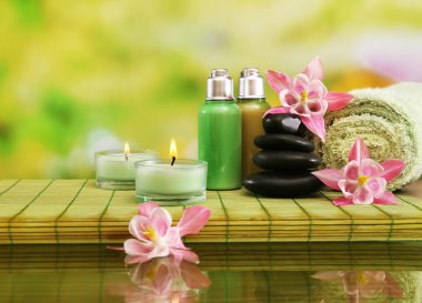 Spa natürmort çiçek ve mum ışığı ile