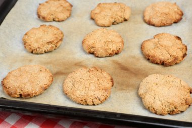 Ev yapımı kurabiye fırın tepsisine yakın çekim