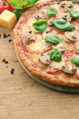 sebze ve fesleğen masada lezzetli pizza yakın çekim