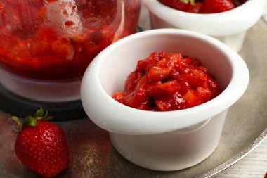 Blender metal tepsi, closeup olgun çilek