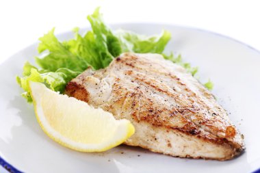 Balık fileto marul ve limon plaka ile tabak kapat