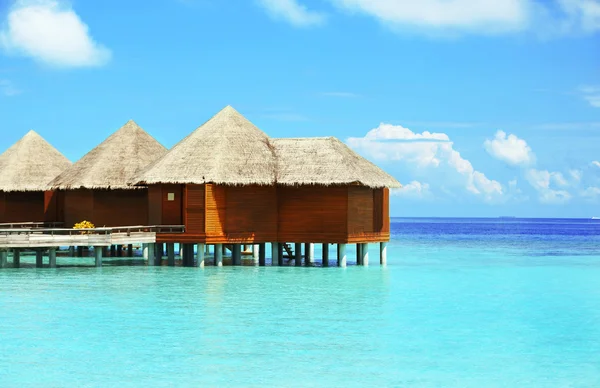 View of beautiful blue ocean water and bungalows in Baros Maldives — Stock Photo, Image