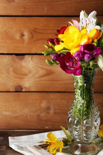 Schöne Frühlingsblumen auf hölzernem Hintergrund — Stockfoto