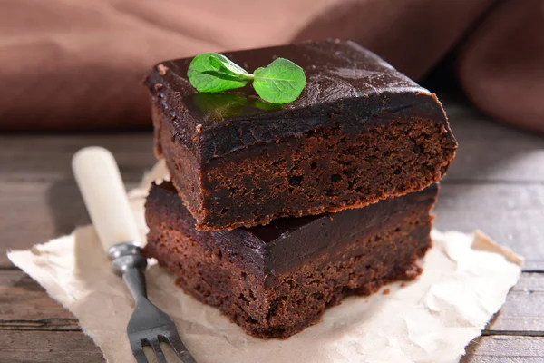 Deliciosos bolos de chocolate na mesa close-up — Fotografia de Stock