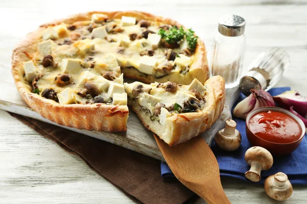 Kaas met champignons, kruiden en zure crème, op servet, op houten tafel achtergrond — Stockfoto