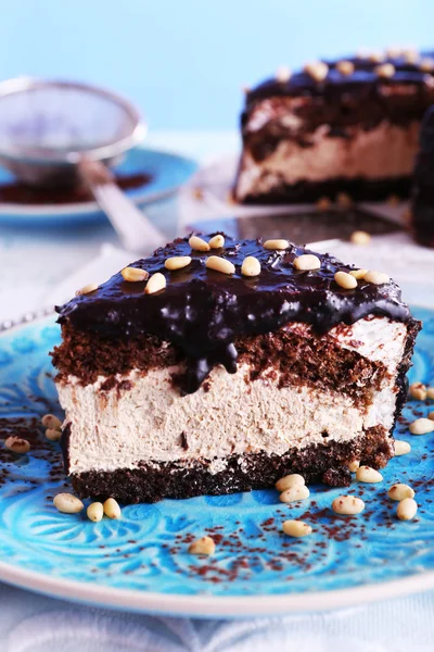 Вкусный шоколадный торт с глазурью — стоковое фото