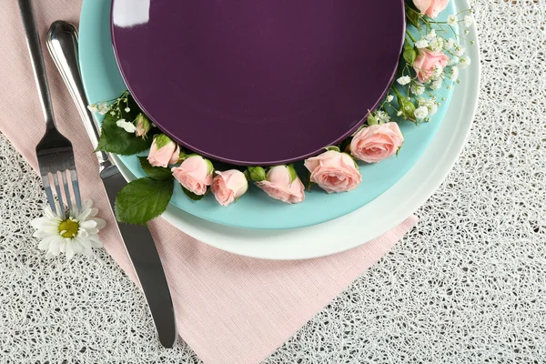 Tafelgerei met bloemen op tafel — Stockfoto