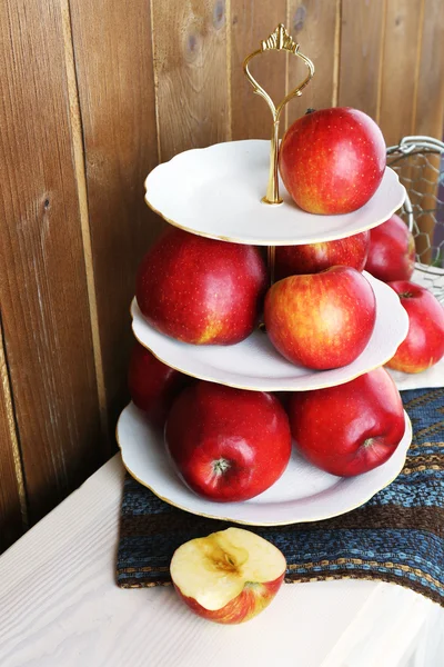 Tasty ripe apples on serving tray on wooden background — Stock Photo, Image