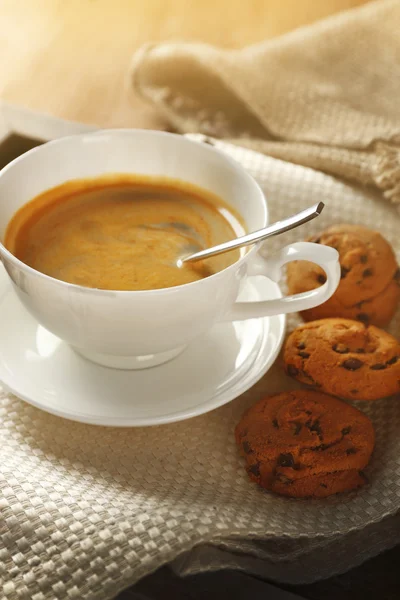Tasse Kaffee mit Plätzchen auf dem Tisch, Nahaufnahme — Stockfoto