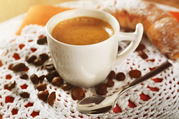 Secangkir kopi dengan cookie di atas meja, closeup — Stok Foto
