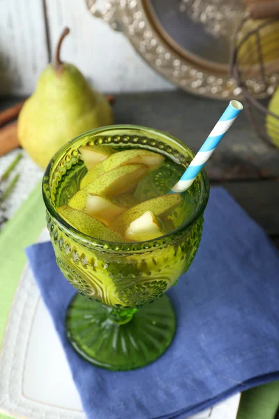 Jugo de pera con frutas frescas en la mesa de cerca — Foto de Stock