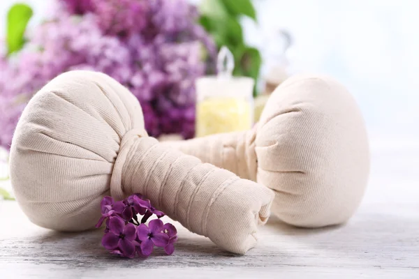 Massage påsar med spa-behandling och blommor — Stockfoto