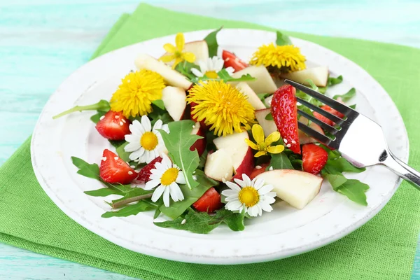 Ensalada orgánica ligera con flores, de cerca — Foto de Stock