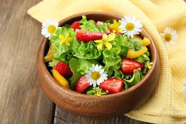 Salade bio légère aux fleurs, gros plan — Photo