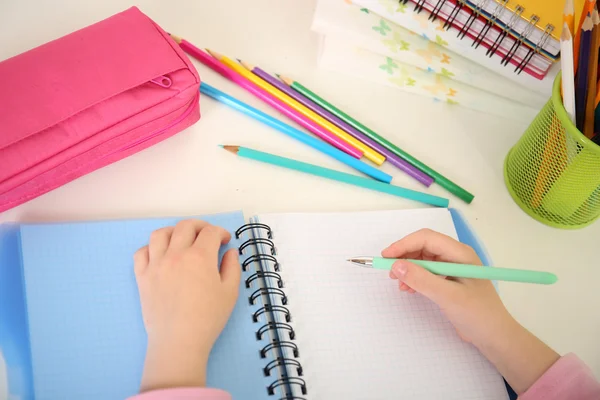 Kinderhände zeichnen am Schreibtisch auf Notizbuch, Nahaufnahme — Stockfoto