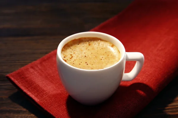 Taza de café en servilleta en la mesa de cerca —  Fotos de Stock